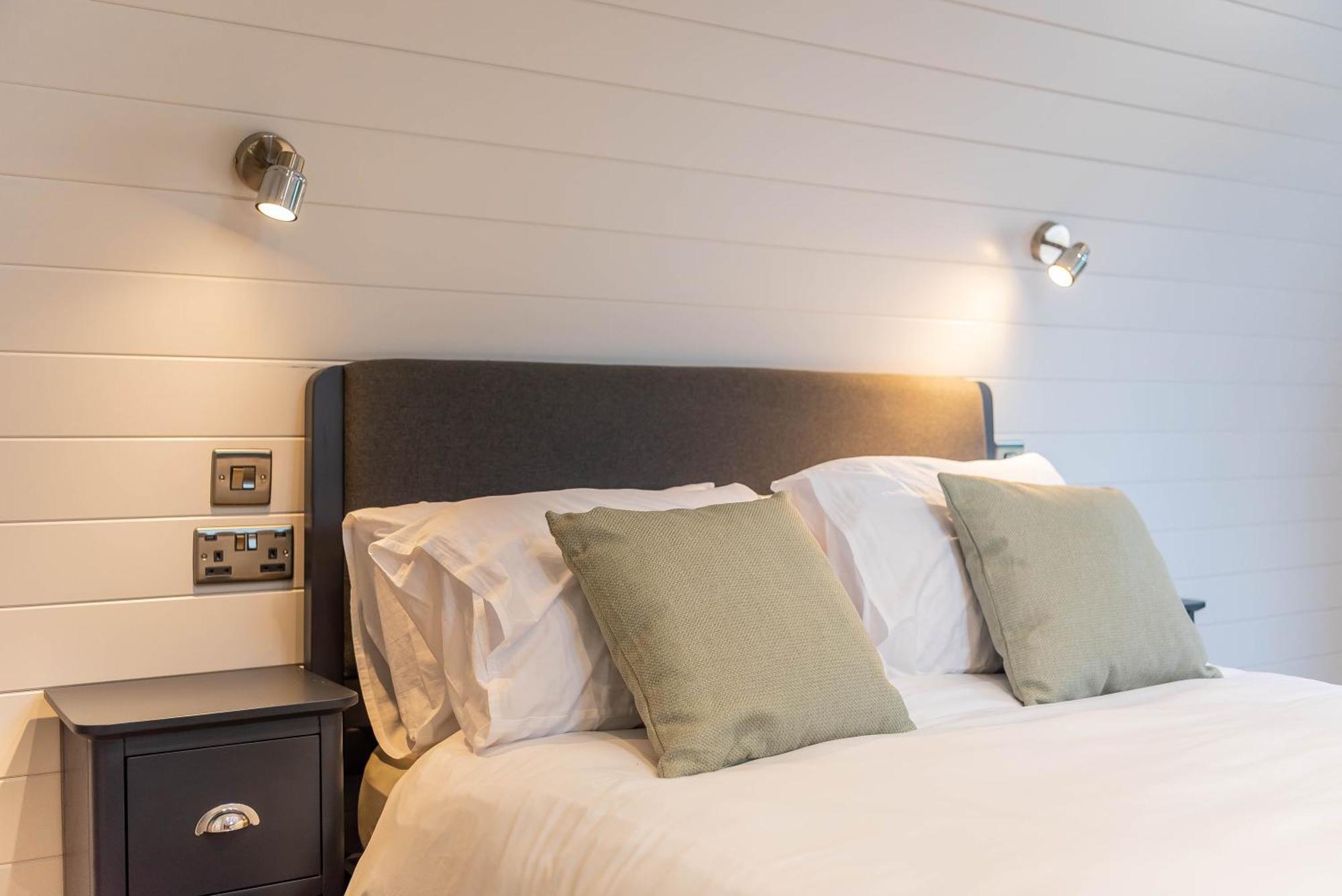 The Plough Inn Cabins Ramsden Екстер'єр фото