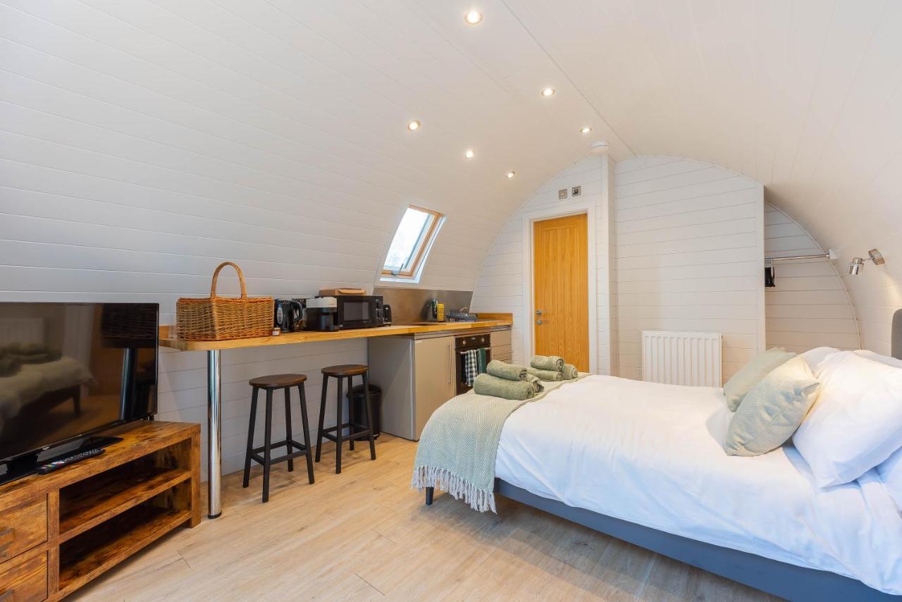 The Plough Inn Cabins Ramsden Екстер'єр фото